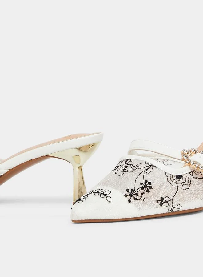 ستايلي حذاء بمقدمة مدببة ومطرز